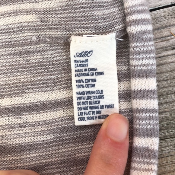 Grey + White Stripped Infinity Scarf AMERICAN EAGLE OUTFITTERS - Picture 4 of 4